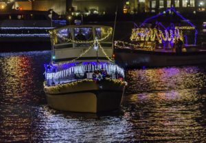 old-town-alexandria-holidays-things-to-do-boat-parade